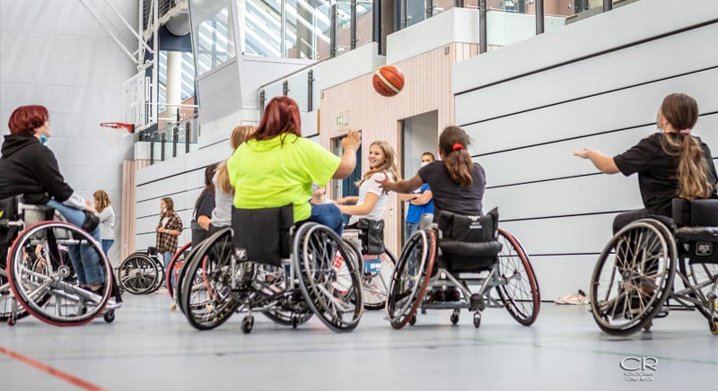 Schüler im Rollstuhl spielen Basketball