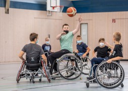 Schüler spielen Rollstuhlbasketball