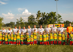 der 1.FC Nürnberg mit Einlaufkindern in großer Aufnahme