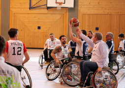 Kampf um den Ball beim Rollstuhleinlagespiel mit Abgeordnetem Andreas Schwarz
