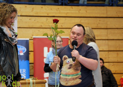 Sven aus Haßfurt bedankt sich mit einer roten Rose bei goolkids-Vorsitzende Anna Niedermaier