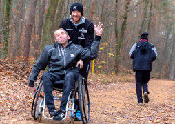 Triathlon-Weltmeister Chris Dels mit Rollifahrer Christian im Wald
